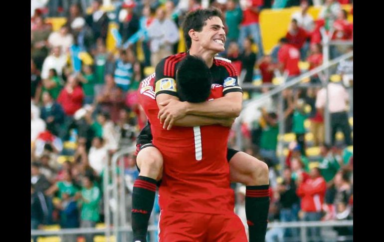 El capitán mexicano, Antonio Briseño, festeja con el arquero Richard Sánchez. MEXSPORT  /