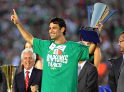 Rafael Márquez cargando la Copa Oro.EFE  /