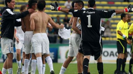 Celebración de la selección uruguaya al término del partido. MEXSPORT  /