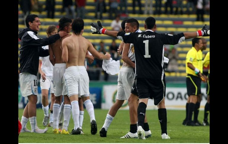 Celebración de la selección uruguaya al término del partido. MEXSPORT  /