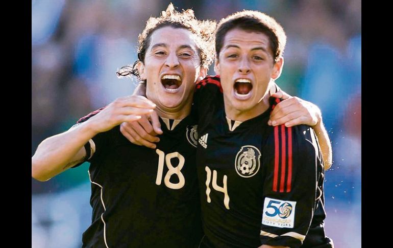 Andrés Guardado y Javier Hernández festejan un gol en la final de la Copa Oro, el sábado pasado. MEXSPORT  /