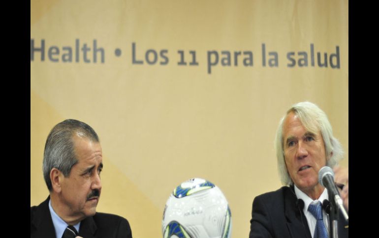 Jiri Dvorak defiende ante la prensa a los jugadores analizados. EFE  /