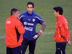 El entrenador chileno hablando ayer con Claudio Bravo (Centro) y Pablo Contreras durante un entrenamiento. AFP  /