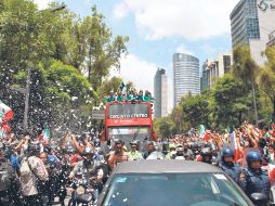 Al turibús en el que viajó la Selección le costó trabajo avanzar por la gran cantidad de aficionados que salieron a festejar. MEXSPORT  /