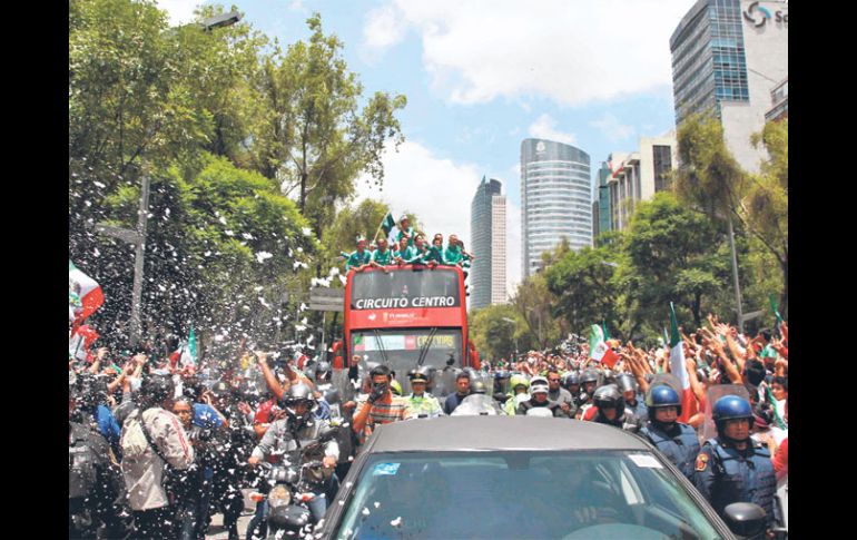 Al turibús en el que viajó la Selección le costó trabajo avanzar por la gran cantidad de aficionados que salieron a festejar. MEXSPORT  /