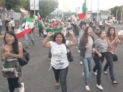 Los aficionados tapatíos siguieron la coronación de México en bares y restaurantes, algunos salieron después a La Minerva. A. HINOJOSA  /