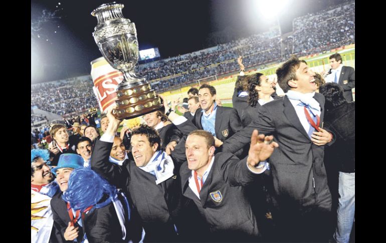 Los jugadores uruguayos muestran la Copa a los miles de aficionados que se dieron cita en el Estadio Centenario. AFP  /