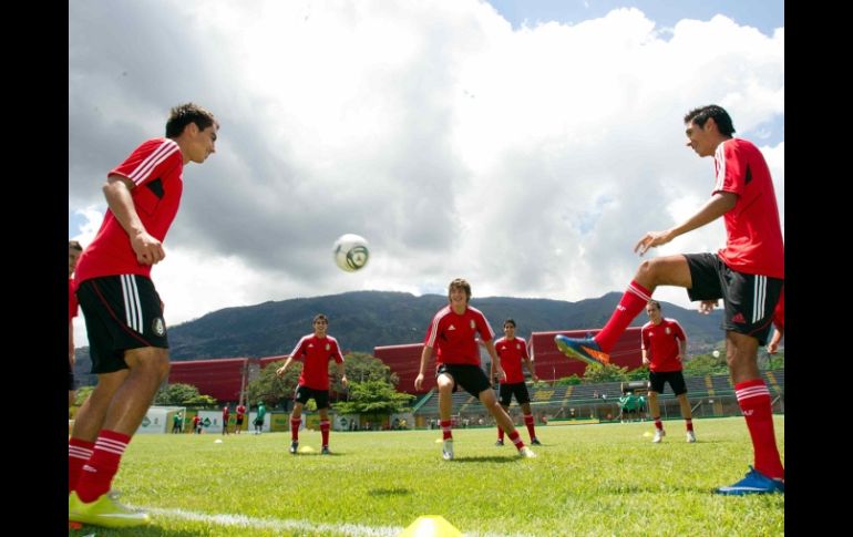 Jugadores de la Selección Sub-20 de México, durante sesión de entrenamiento en Colombia. MEXSPORT  /