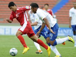 La estrella del equipo asiatico (I) asegura que es solo el comienzo de su carrera fubolística. AP  /