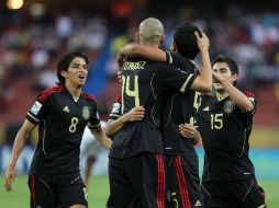 Los jugadores celebran el autogol de Ri Yong Cho. EFE  /