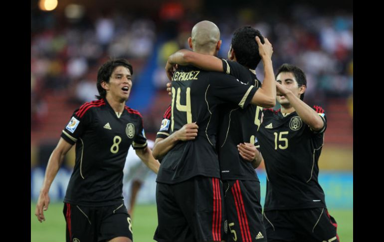 Los jugadores celebran el autogol de Ri Yong Cho. EFE  /