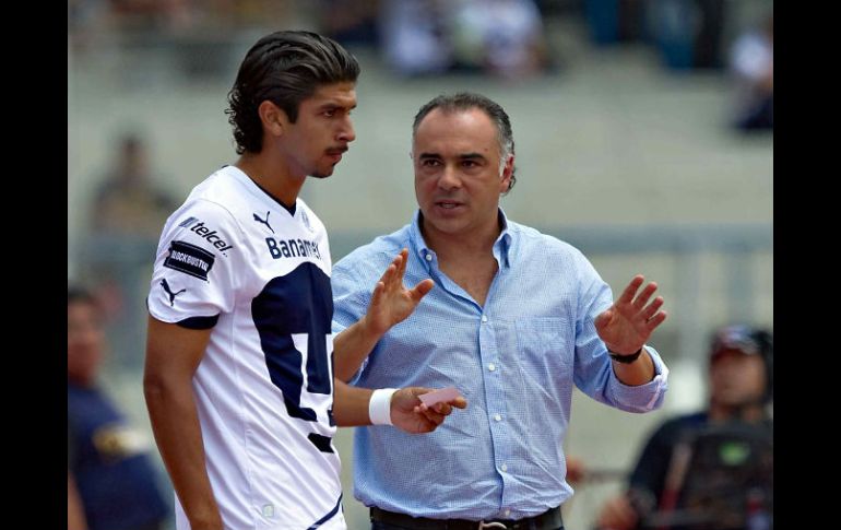 Archivo fotografico de Guillermo Vázquez (D) dando instrucciones a Eduardo Herrera durante la semana 1 del Apertura 2011. MEXSPORT  /