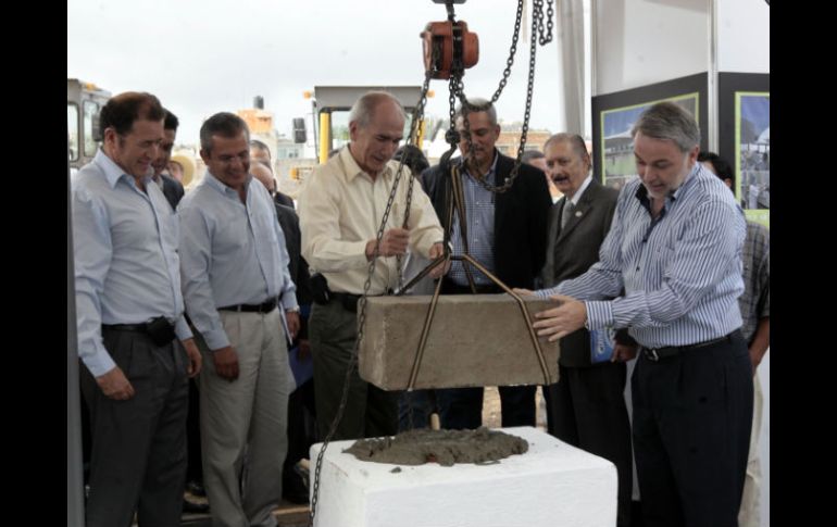 Francisco Mayorga (izquierda) y Emilio González colocaron la primera piedra de la Ciudad Agropecuaria de Jalisco. A. HINOJOSA  /