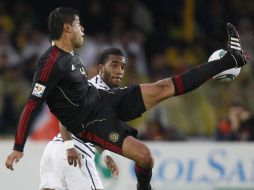 Araujo intenta  dominar el balón ante la mirada de Alexandre Lacazette, seleccionado francés durante el juego de ayer. AP  /