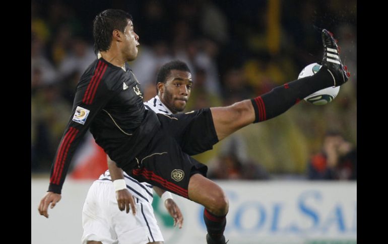 Araujo intenta  dominar el balón ante la mirada de Alexandre Lacazette, seleccionado francés durante el juego de ayer. AP  /