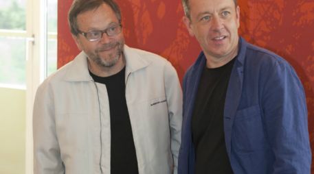 El director brasileño (i) junto al guionista Peter Morgan. ESPECIAL  /