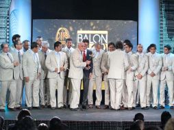 Los Pumas de la UNAM reciben el Balón de Oro como campeones del Torneo Clausura 2011. EL UNIVERSAL  /