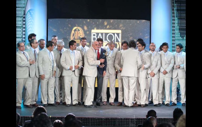 Los Pumas de la UNAM reciben el Balón de Oro como campeones del Torneo Clausura 2011. EL UNIVERSAL  /