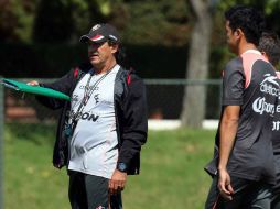 Ruben Omar Romano (izq.) da indicaciones durante el entrenamiento del Atlas. MEXSPORT  /