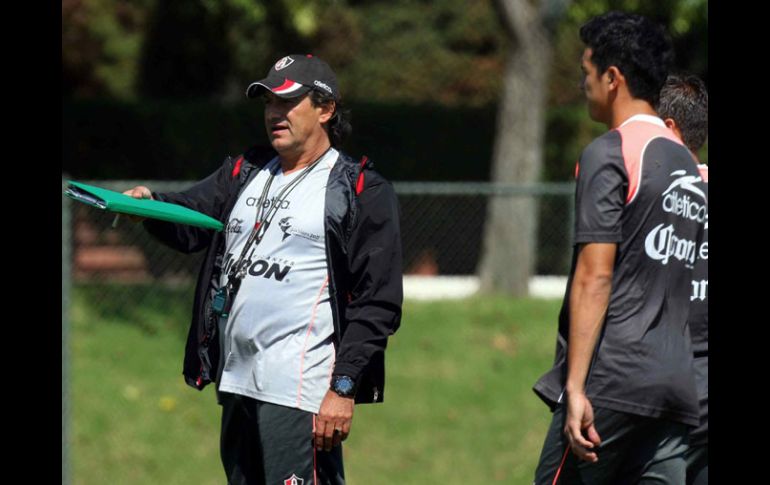 Ruben Omar Romano (izq.) da indicaciones durante el entrenamiento del Atlas. MEXSPORT  /