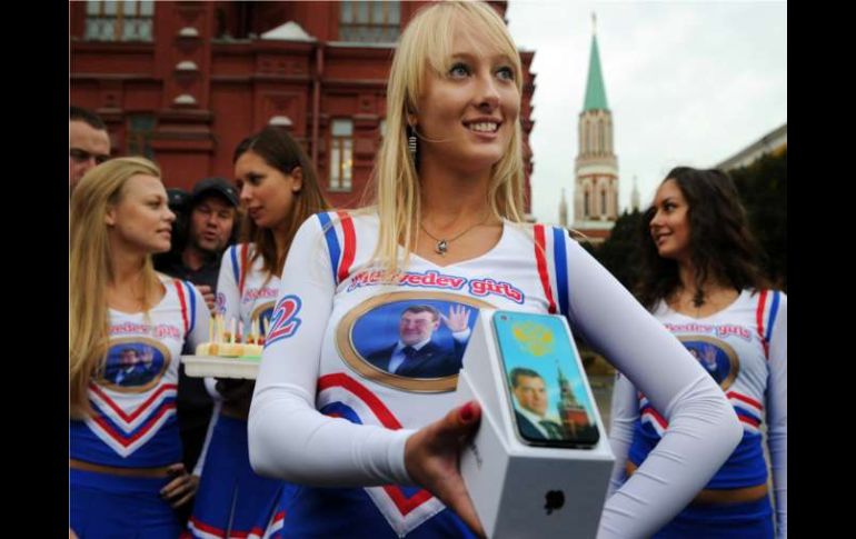 Activistas del movimiento 'Chicas Medvedev', acudieron a la sede presidencial con pastel y regalo en mano. AFP  /