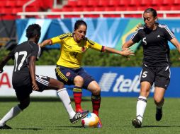 Las trinitenses Kennya Cordner (i) y Arin King (d) disputan el balón con la colombiana Diana Carolina Ospina. EFE  /