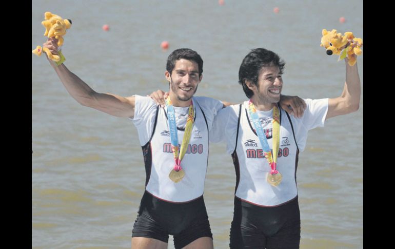 Alan Armenta y Gerardo Sánchez, con los Leos de la victoria. EFE  /