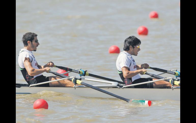 Los varones. Alan Armenta y Gerardo Sánchez lograron triunfar tras dos mil metros de competencia. AP  /