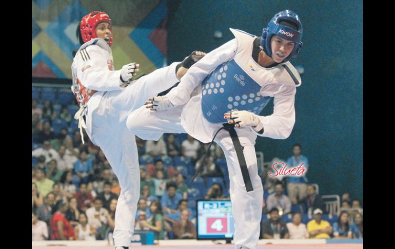 Glenhis Hernández, de rojo, en el combate que le ganó a Nikkita Martínez, de Puerto Rico. REUTERS  /