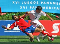 Joseph Mora (izq.), del Costa Rica, en su encuentro con sus rivales cubanos. MEXSPORT  /