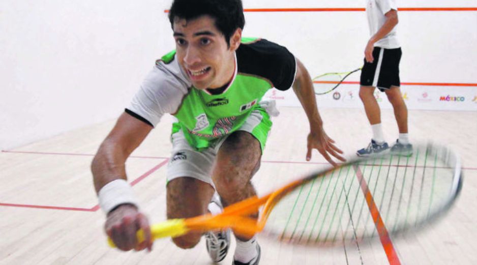 El mexicano César Salazar intenta alcanzar una pelota en su duelo contra el canadiense Shawn Delierre.  /