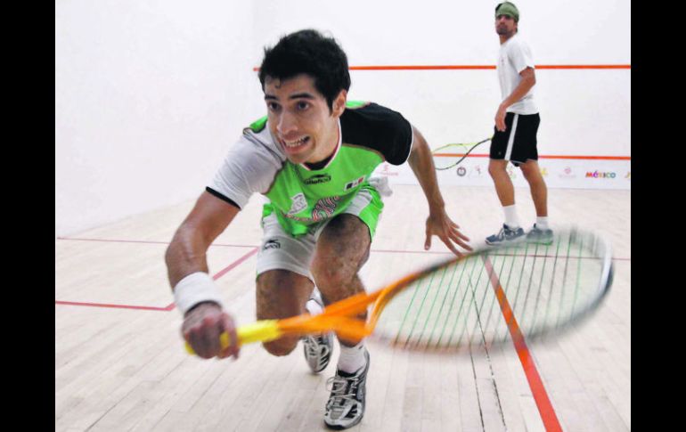 El mexicano César Salazar intenta alcanzar una pelota en su duelo contra el canadiense Shawn Delierre.  /