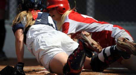 Ameli Leles (I) y Melanie Watthews (D) de Canada, el equipo que obtuvo la plata. MEXSPORT  /