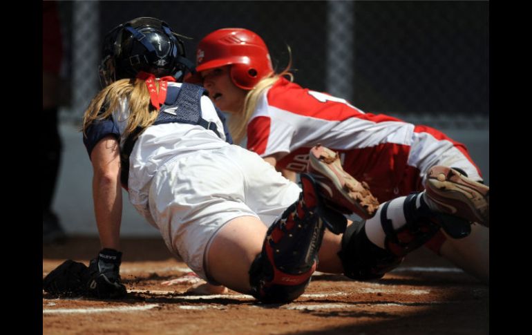 Ameli Leles (I) y Melanie Watthews (D) de Canada, el equipo que obtuvo la plata. MEXSPORT  /