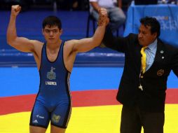 Eduardo Valencia (de azul) peleará por un lugar en el podio. MEXSPORT  /