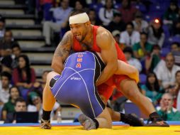 Israel Silva (de rojo) durante su lucha con Jacob Varner, candidato al oro. AP  /