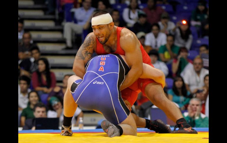 Israel Silva (de rojo) durante su lucha con Jacob Varner, candidato al oro. AP  /