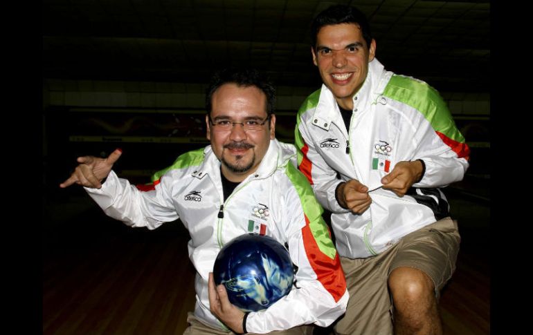 Ernesto Franco y Alejandro Cruz participan en el boliche por parejas. MEXSPORT  /