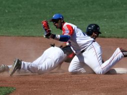 El cubano Erisbel Arruebarrena (d) intenta poner fuera al estadounidense Jordan Cooper Danks (i) durante el partido. EFE  /