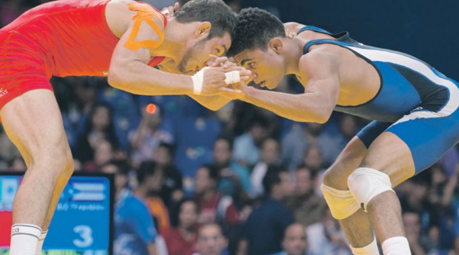 El mexicano, de rojo, durante su combate de ayer. AFP  /