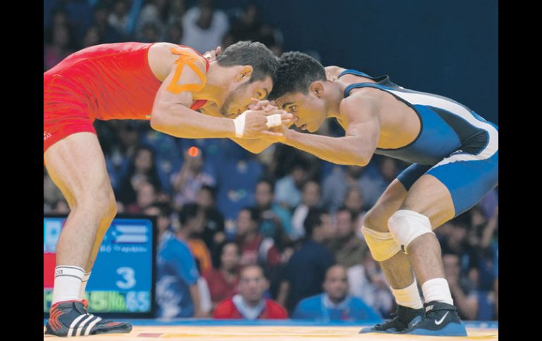 El mexicano, de rojo, durante su combate de ayer. AFP  /