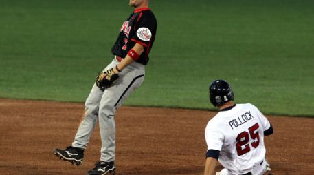 El canadiense Skyler Stromsmoe (i) espera la bola ante la llegada a segunda base del estadounidense Allen Pollock. EFE  /