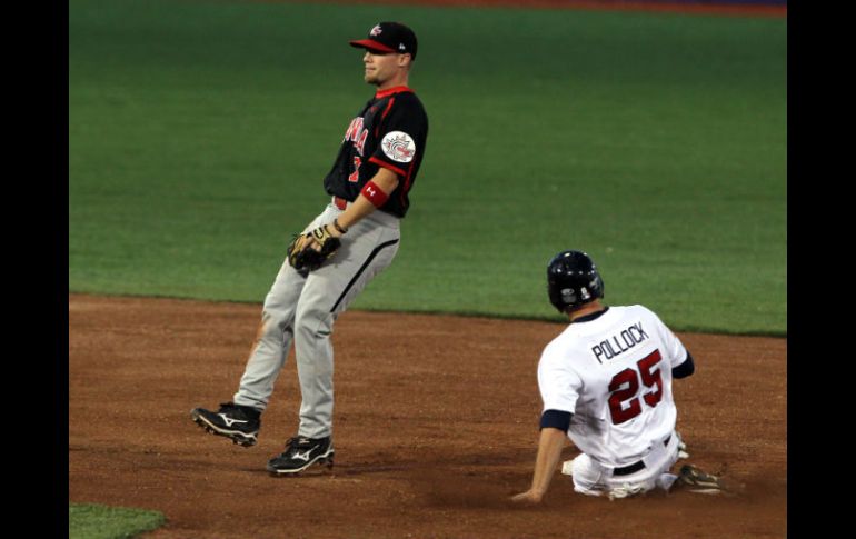 El canadiense Skyler Stromsmoe (i) espera la bola ante la llegada a segunda base del estadounidense Allen Pollock. EFE  /