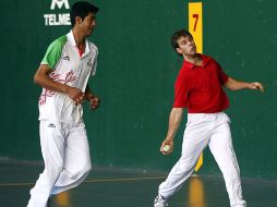 Medina (izquierda) se cuelga el tercer oro mexicano en Frontón. MEXSPORT  /