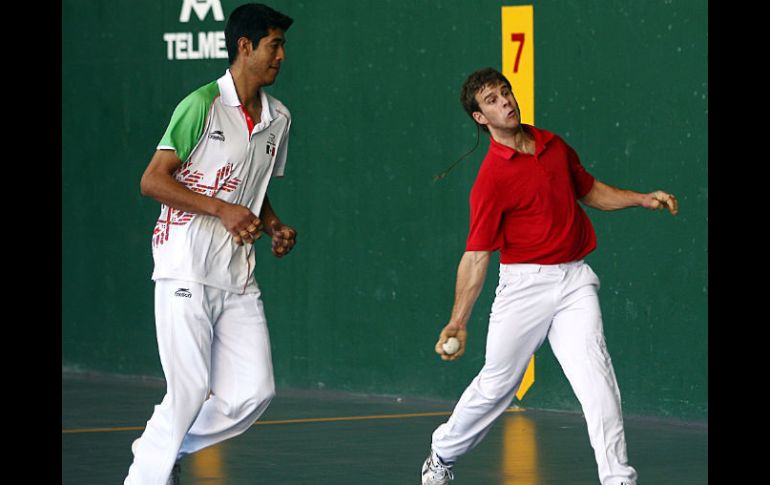 Medina (izquierda) se cuelga el tercer oro mexicano en Frontón. MEXSPORT  /