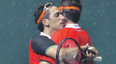 Los hermanos Rodríguez Faisal, entrenadores y frontenistas de Guadalajara, festejan uno de los oros que el deporte dio al país. NTX  /