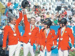 El equipo mexicano de salto de obstáculos celebra la obtención de la medalla de bronce.  /