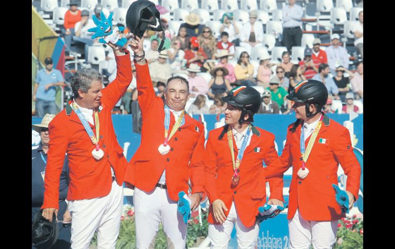 El equipo mexicano de salto de obstáculos celebra la obtención de la medalla de bronce.  /