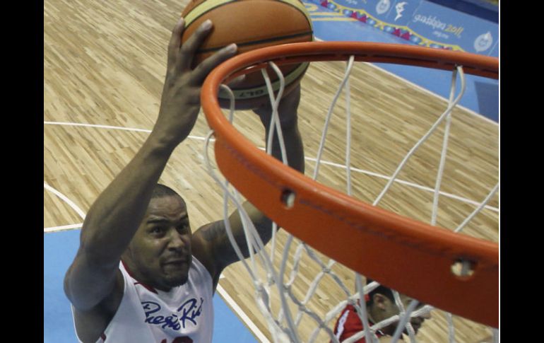 Gabriel Colon, de Puerto Rico, anotando para su país. AP  /