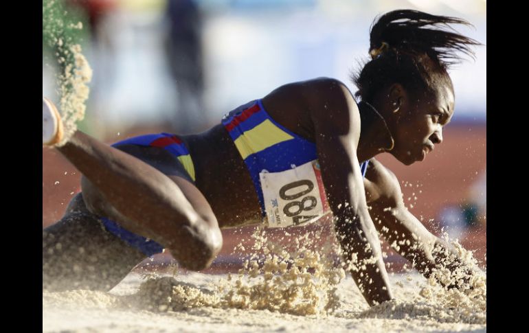 Catherine Ibarguen se lleva el oro y en récord. AP  /